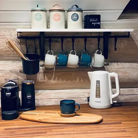 Saarjaerve Vaeike Puhkemaja Jaerve Aeaeres Viira