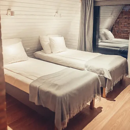 Saarjaerve Vaeike Puhkemaja Jaerve Aeaeres Alpehytte Viira