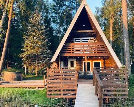 Saarjaerve Vaeike Puhkemaja Jaerve Aeaeres Viira