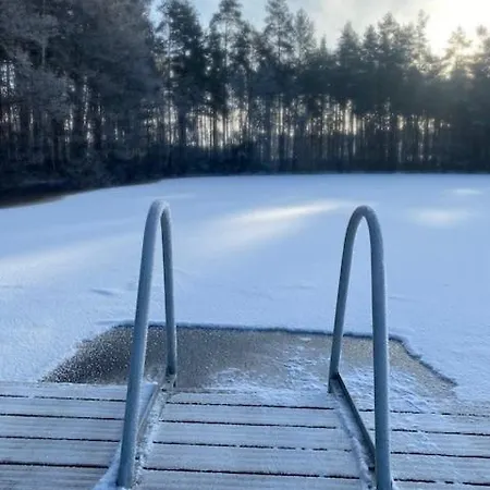 Saarjaerve Vaeike Puhkemaja Jaerve Aeaeres