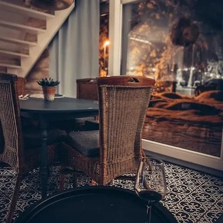 Saarjaerve Vaeike Puhkemaja Jaerve Aeaeres *