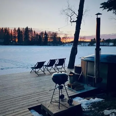 Saarjaerve Vaeike Puhkemaja Jaerve Aeaeres * Viira