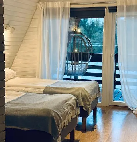 Saarjaerve Vaeike Puhkemaja Jaerve Aeaeres * Viira