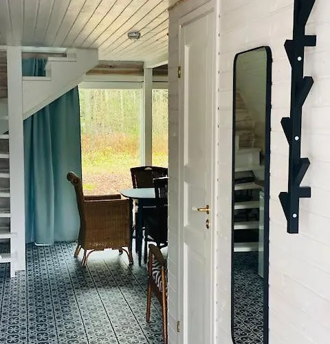 Saarjaerve Vaeike Puhkemaja Jaerve Aeaeres Viira