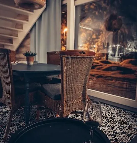 Saarjaerve Vaeike Puhkemaja Jaerve Aeaeres *